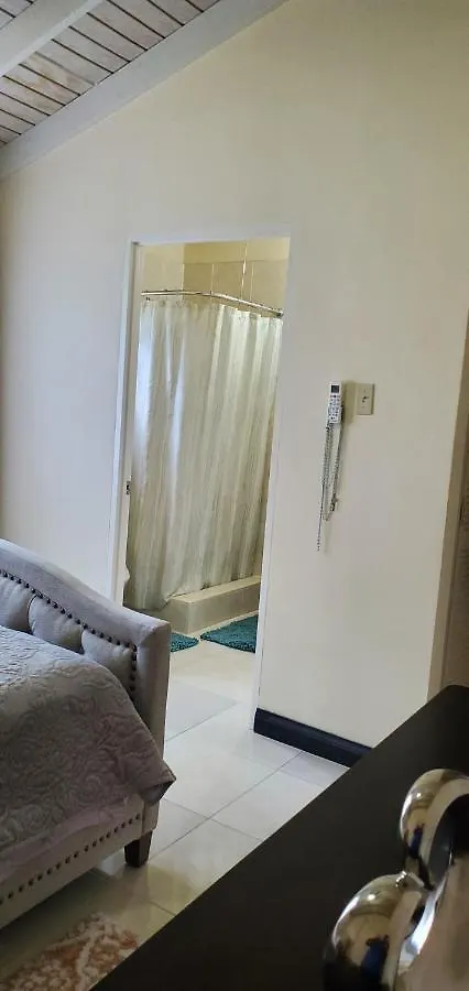 度假居 Hillside Sunrise, 2 Bed 2 Bath In Gated Community, Close To Beach, Food, Clubs & Shopping Free Parking, Free Wi-Fi 蒙特哥贝
