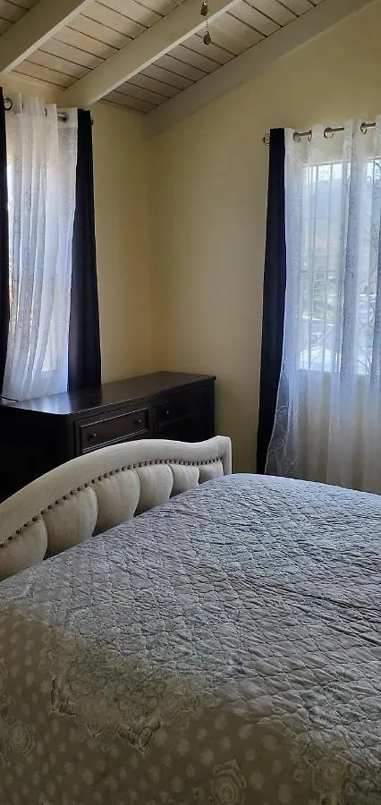 Hillside Sunrise, 2 Bed 2 Bath In Gated Community, Close To Beach, Food, Clubs & Shopping Free Parking, Free Wi-Fi 蒙特哥贝
