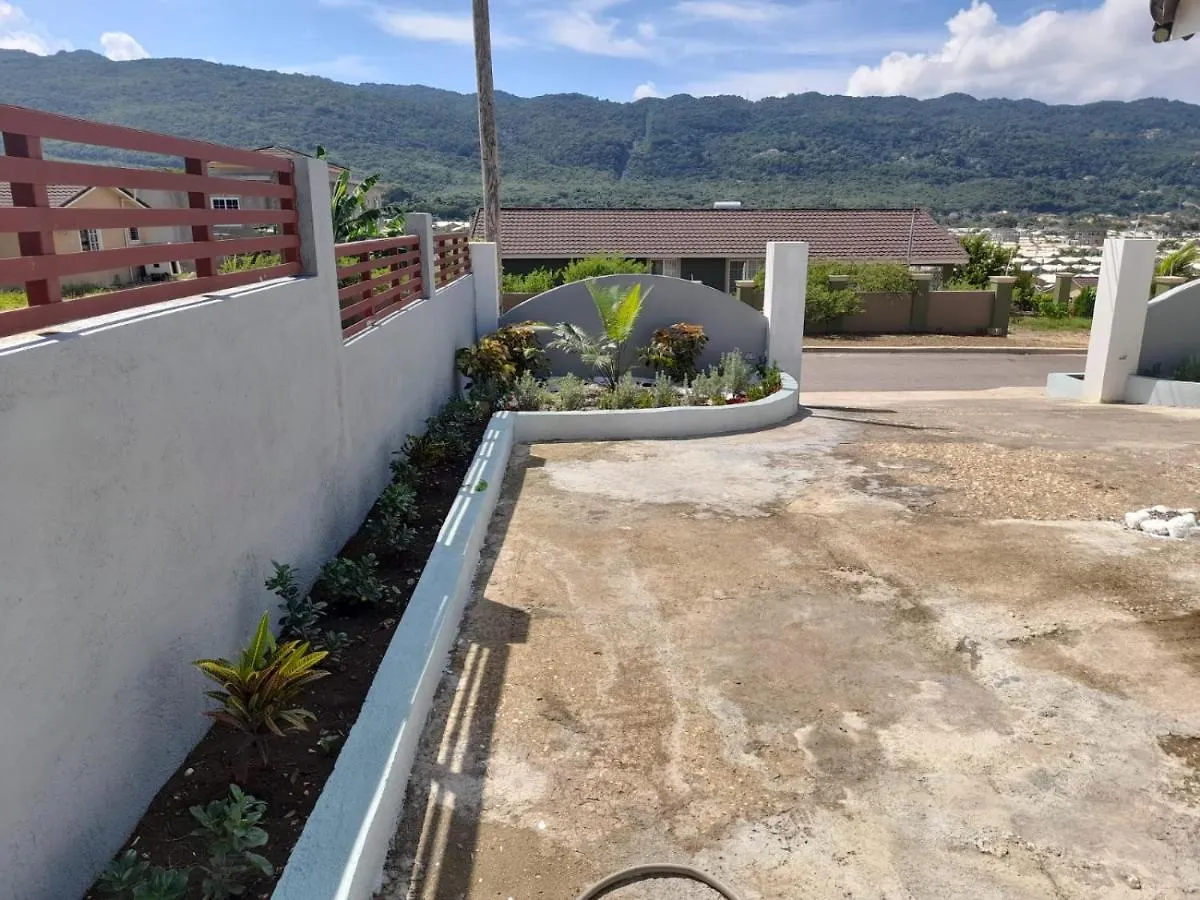 Hillside Sunrise, 2 Bed 2 Bath In Gated Community, Close To Beach, Food, Clubs & Shopping Free Parking, Free Wi-Fi 蒙特哥贝 度假居