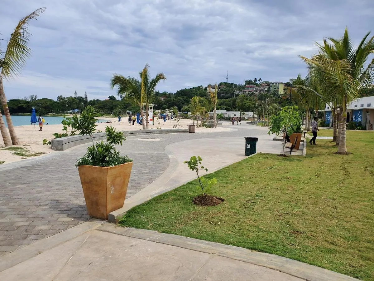Hillside Sunrise, 2 Bed 2 Bath In Gated Community, Close To Beach, Food, Clubs & Shopping Free Parking, Free Wi-Fi 蒙特哥贝