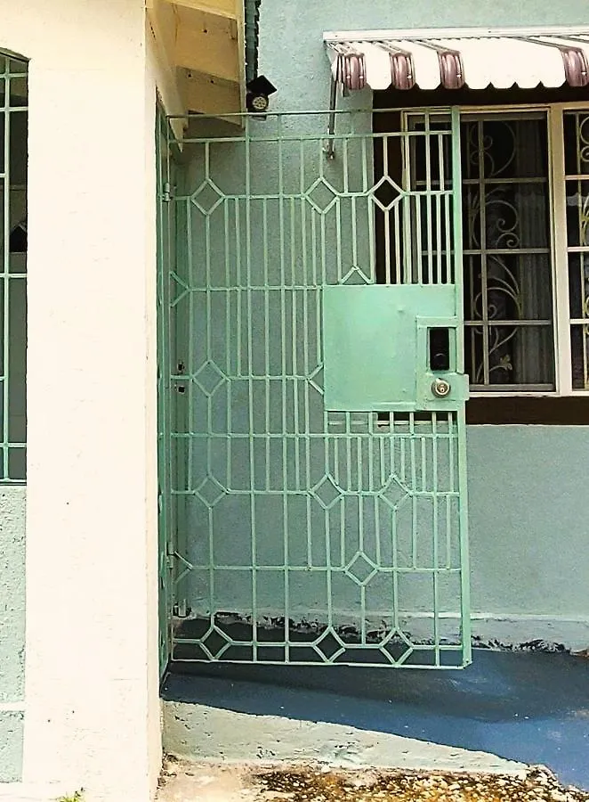 Hillside Sunrise, 2 Bed 2 Bath In Gated Community, Close To Beach, Food, Clubs & Shopping Free Parking, Free Wi-Fi 蒙特哥贝 度假居