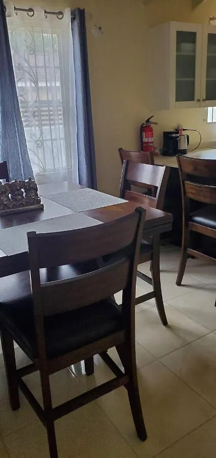 Nyaraló Hillside Sunrise, 2 Bed 2 Bath In Gated Community, Close To Beach, Food, Clubs & Shopping Free Parking, Free Wi-Fi Montego Bay