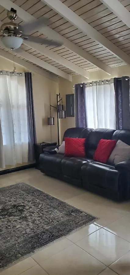 Hillside Sunrise, 2 Bed 2 Bath In Gated Community, Close To Beach, Food, Clubs & Shopping Free Parking, Free Wi-Fi Montego Bay Nyaraló